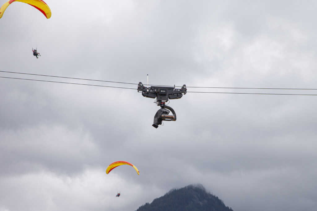 Der Remotehead Shotover G1 zwischen Gleitschirmfliegern